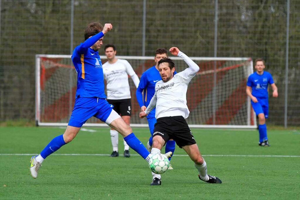 Felix Jacobs (re., TSV Kronshagen) gegen Kjell Miltkau (SC Rönnau) bei seiner Arbeit als Sechser. © 2024 Ismail Yesilyurt