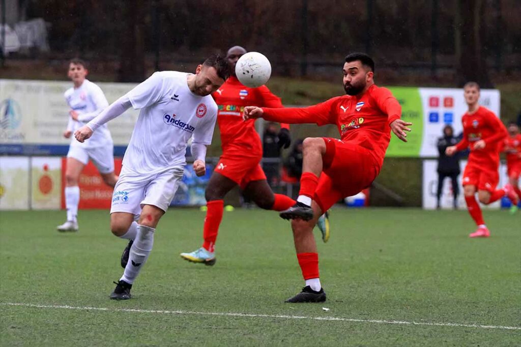 Noah Brieskorn (TSV Nordmark Satrup) ist mit dem Kopf vor Serhat Yazgan (Inter Türkspor Kiel) am Ball. © 2024 Ismail Yesilyurt