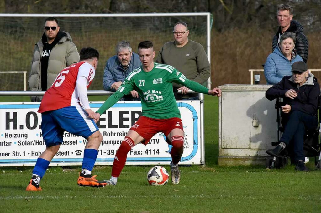 Arda Özkan (TSV Bordesholm) gegen Killian Pingel (re., MTSV Hohenwestedt). © 2024 Olaf Wegerich