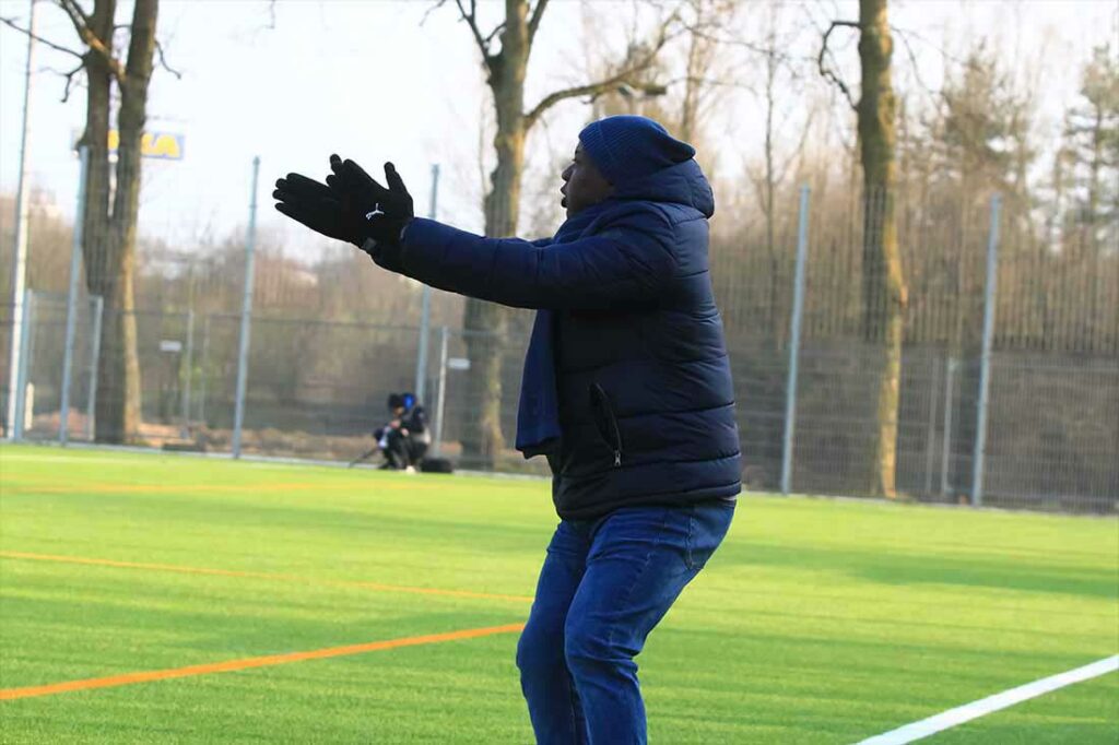 Bewegung tut bei der Kälte gut - Coach Christian Adigo (Phönix Lübeck) ist im ersten Abschnitt viel unterwegs. © 2024 Ismail Yeslyurt