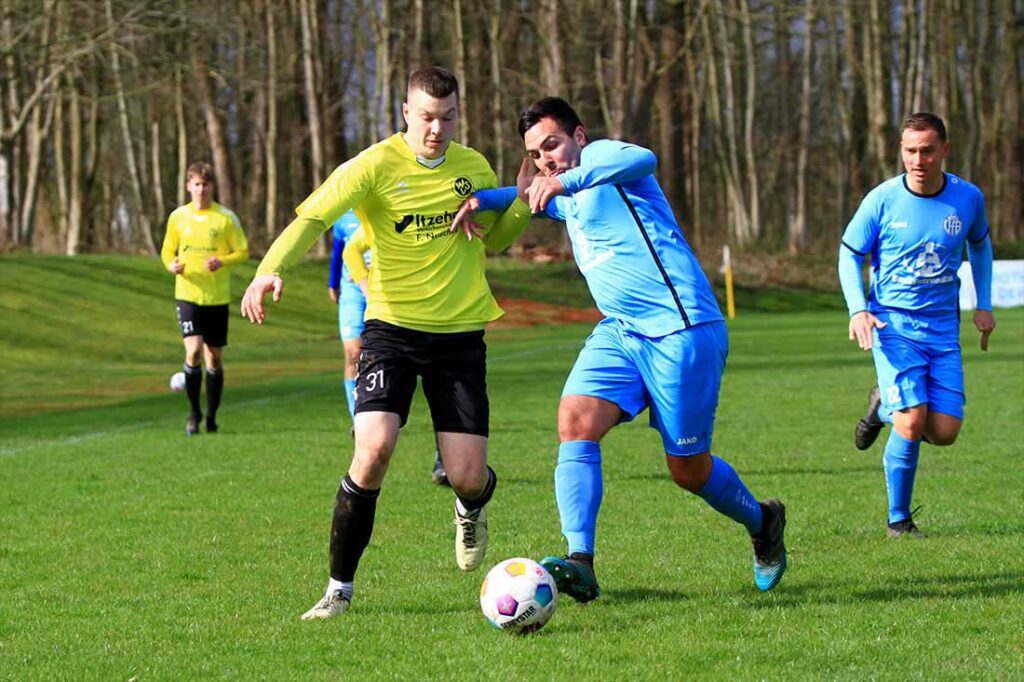 Christian Wittstock (re., VfB Kiel) behält in diesem Zweikampf gegen Andre Wittern (Wiker SV) die Oberhand. © 2024 Ismail Yesilyurt