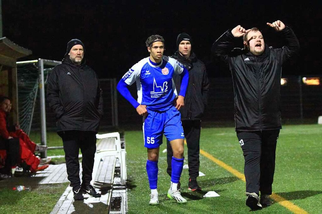 Das Bordesholmer Trainergespann mit Coach Peter Speth, Dmitrijus Guscinas und Linus Krebs (v. l. n. r.) wechselt Luca Assemien ein. © 2024 Ismail Yesilyurt 