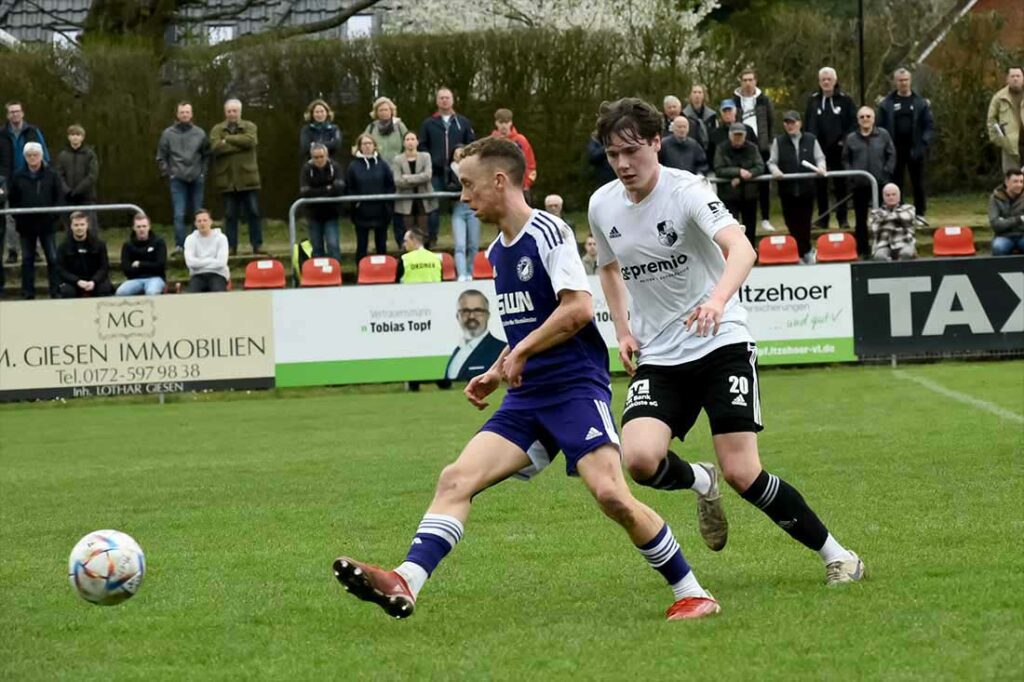 Dylan Williams (li., VfR Neumünster), hier gegen Jacob Steffensen (Heider SV) trifft für die Gäste zum 1:0. © 2024 Olaf Wegerich