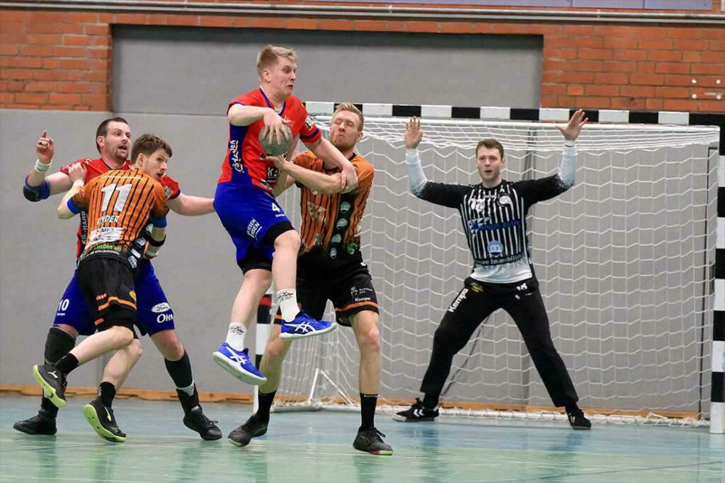 Flemming Bunse mit Ball in Aktion beim Spiel in Mönkeberg. © 2024 Ismail Yesilyurt