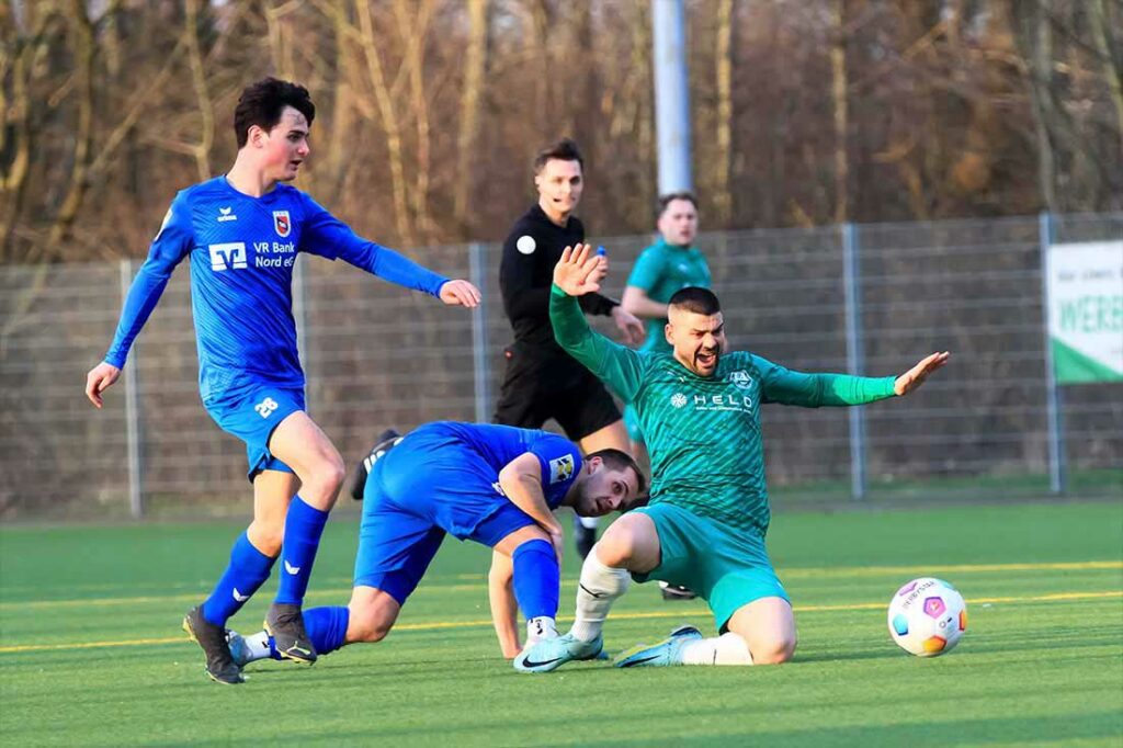 Gonde Henningsen (TSV Friedrichsberg) stoppt mit einem geahndeten Foul Driton Gashi. Links Niklas von Fehrn © 2024 Ismail Yesilyurt