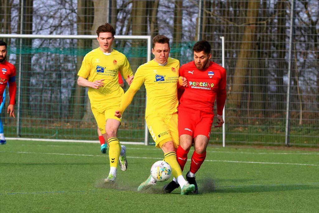 Hasan Hariri (li. Inter Türkspor Kiel) und Marcel Nagel (Dornbreite Lübeck) im Zweikampf. Beobachtet von Kevin Hermann. © 2024 Ismail Yesilyurt