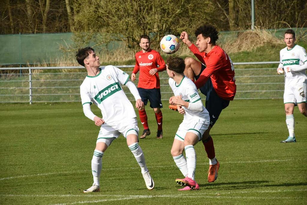 Jens Wollesen (Nordmark) gegen Jesper Tiedemann (links) und Tom Zarpe (PSV). © 2024 Olaf Wegerich