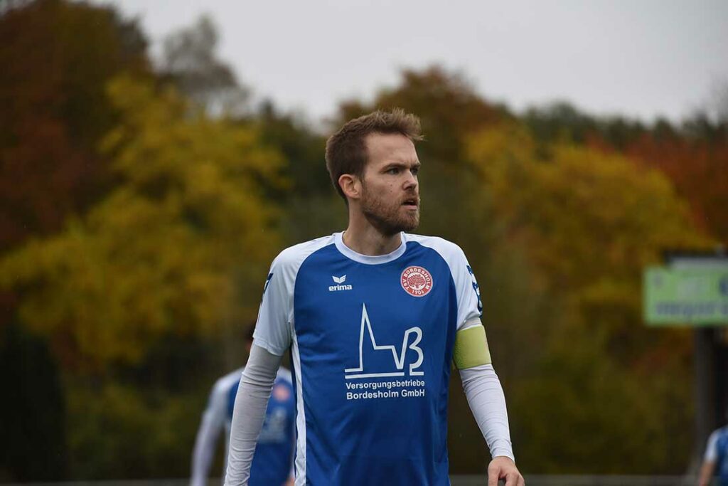 Kapitän Alexander Meyerfeldt und dem TSV Bordesholm weht ein rauher Oberliga-Sturm ins Gesicht. © 2023 Olaf Wegerich