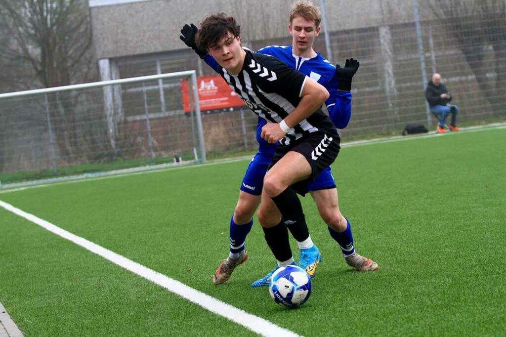 Lukas Deutschbein (Heikendorfer SV), der eine Großchance zum 1:0 besass, schirmt den Ball gegen Hannes Girod (TSV Plön) ab. © 2024 Ismail Yesilyurt