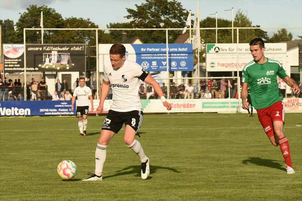 Marvin Ehlert (li., Heider SV) wechselt zur neuen Saison mit Bruder Calvin zum PSV Neumünster. © 2023 Olaf Wegerich