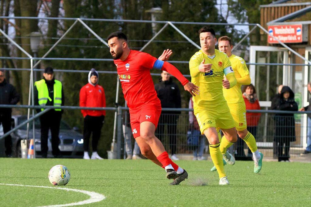 Nicht aufzuhalten ist Serhat Yazgan (Inter Türkspor) im Zweikampf der Kapitäne mit David Senghore (Dornbreite Lübeck). © 2024 Ismail Yesilyurt