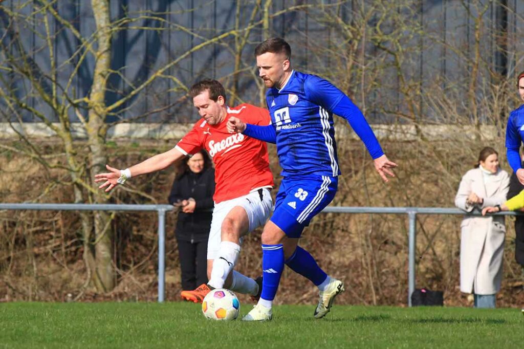 Oliver Dreier (Rot-Schwarz Kiel) grätscht Tom Wüllner (SpVg Eidertal Molfsee) den Ball ab. Beide spielten früher in Schilksee Regionalliga. © 2024 Ismail Yesilyurt
