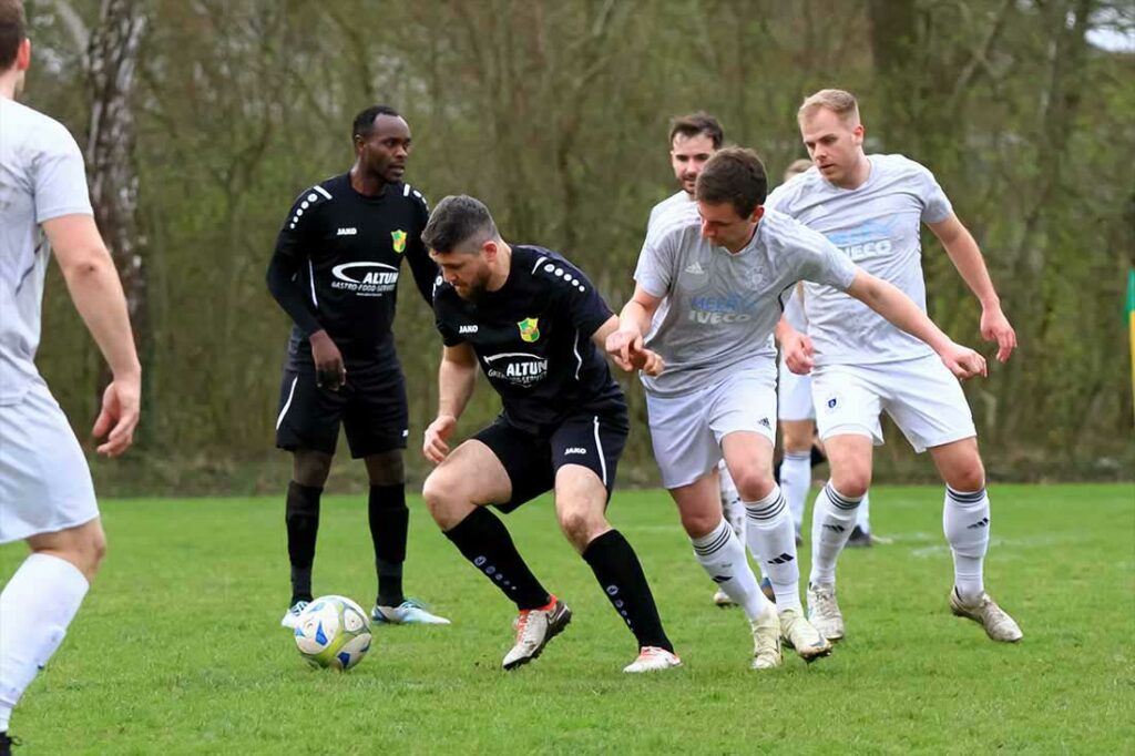 Rami Ismail (MED SV) lässt hier Robin Grosnick (TSV selent) ins Leere laufen. © 2024 Ismail Yesilyurt