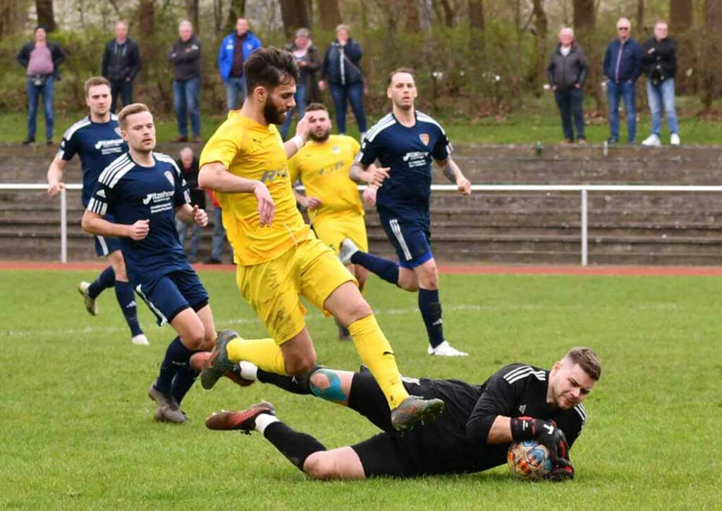 Saxonia-Keeper Felix Köbis hat gegen Alban Jasari (SVE Comet Kiel) aufgepasst und ist eher am Ball. © 2024 Jörg Moritz