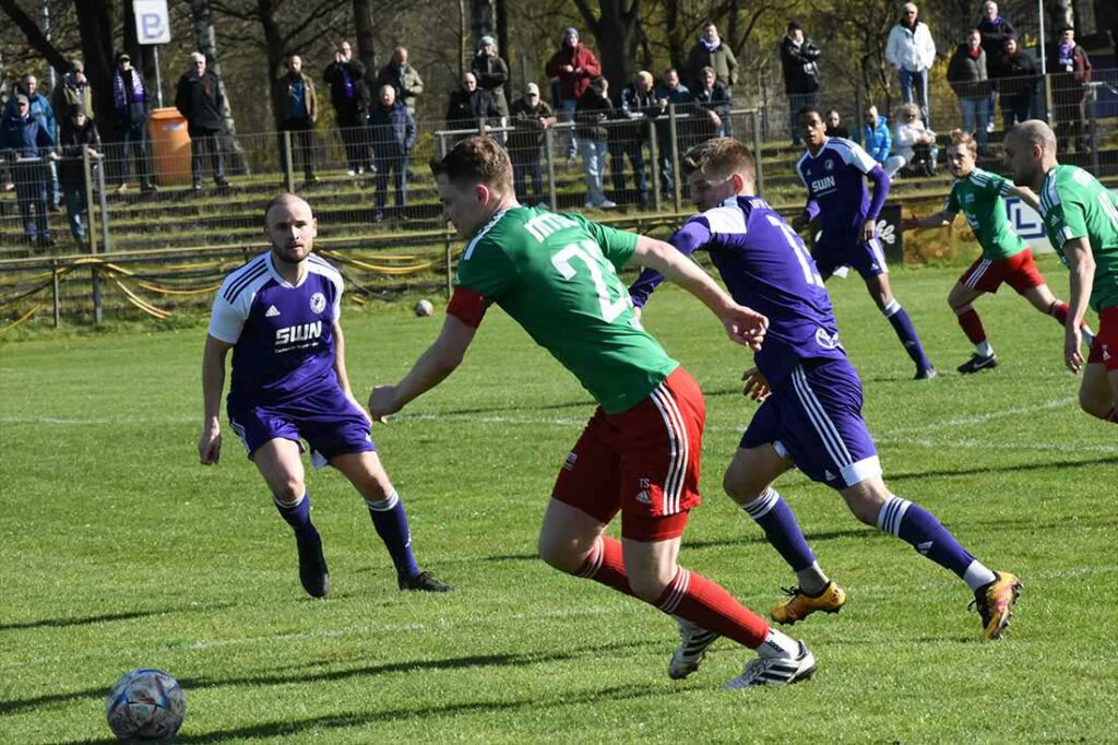 Tjark Sievers (MTSV Hohenwestedt) vs. Sean Vinberg (re., VfR Neumünster). Links Christoph Kahlcke © 2024 Olaf Wegerich