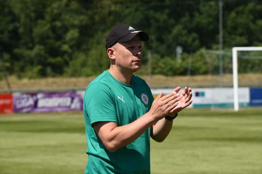 Trainer Marco Frauenstein (PSV Neumünster) spendet seinem Team nach dem Pokalerfolg gegen den Heider SV Beifall.  © 2023 Olaf Wegerich