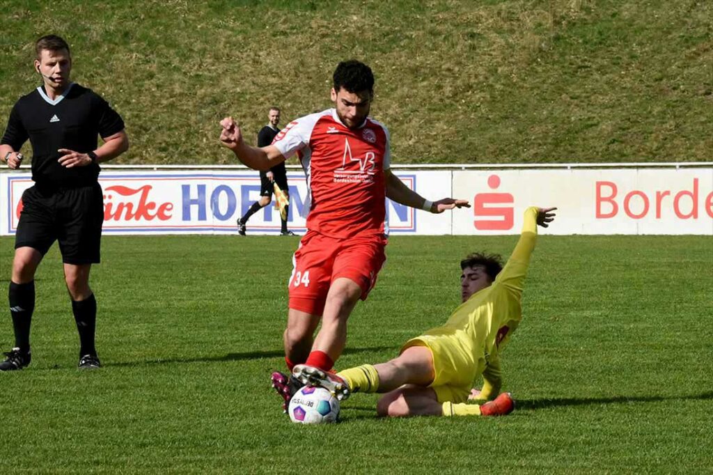 Youss Bouzoumita (TSV Bordesholm) gegen ein Tackling von Jannek Stöver (Dornbreite Lübeck). © 2024 Olaf Wegerich