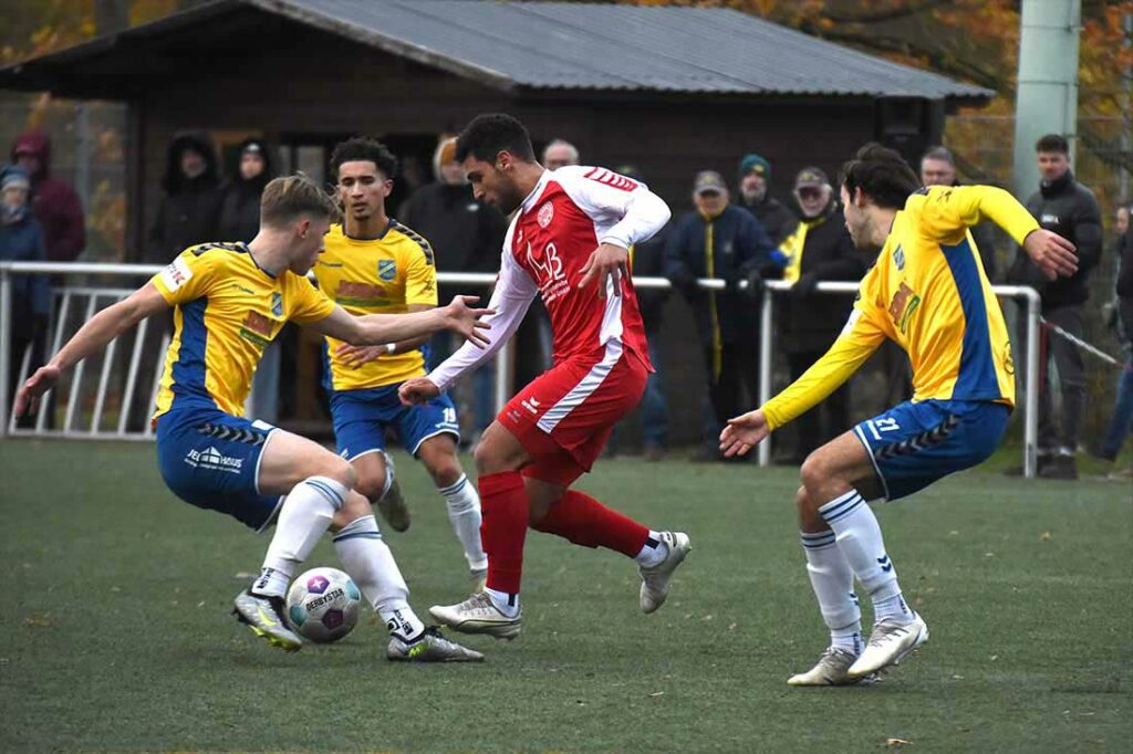 Youssef Bouzoumita (am Ball, TSV Bordesholm), hier im Spiel gegen Todesfelde, trifft auch in Flensburg. Zum wichtigen 1:0. © 2024 Olaf Wegerich