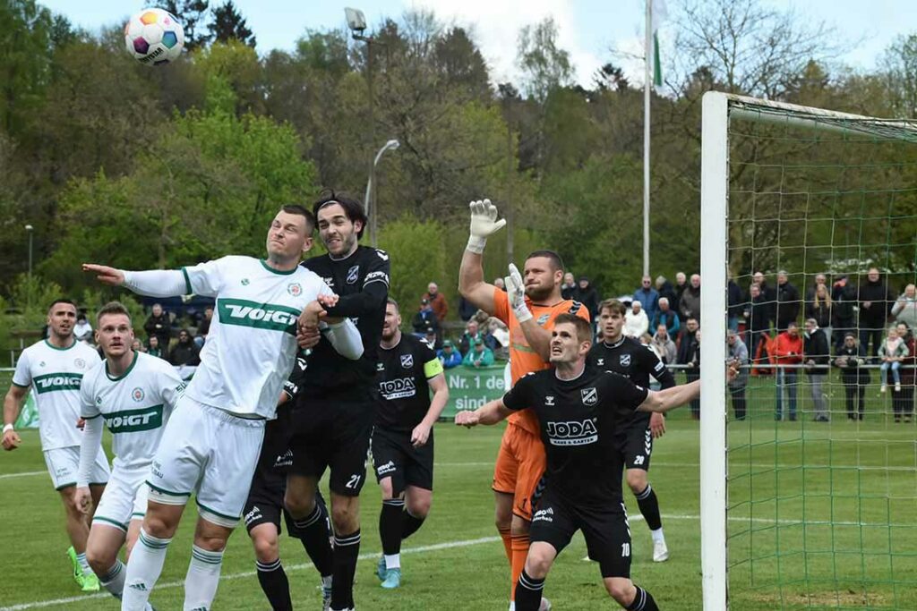 Bennedict Klimmek (li., PSV Neumünster) gegen Max Musci, Fabian Landvoigt und Henrik Sirmais (Todesfelde). © 2024 Olaf Wegerich