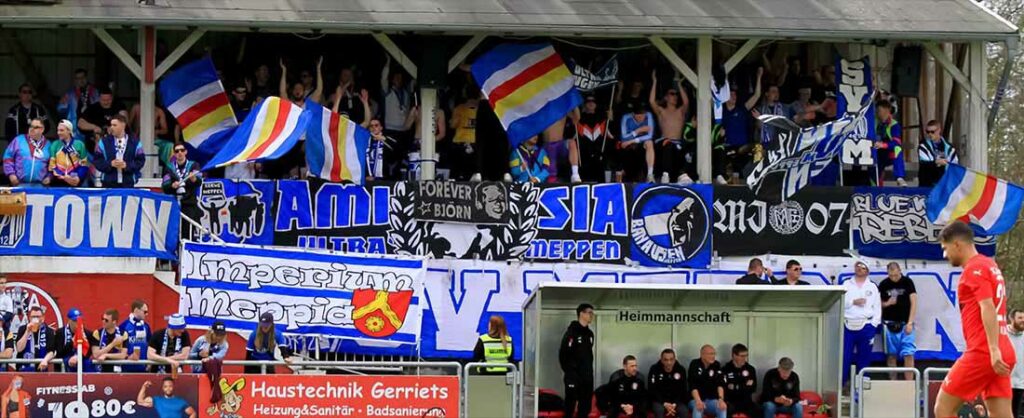 Ca. 150 Meppener Fans, die die Tribüne besetzen dürfen, sorgen für viel Farbe und Stimmung. © Ismail Yesilyurt