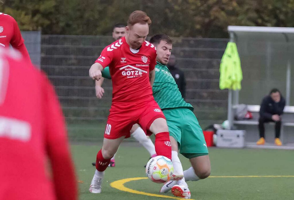 Cedric Nielsen (Slesvig IF), gegen den grätschenden Luca Senger (TSV Klausdorf), ist SIFs Ausnahmespieler. © 2023 Ismail Yesilyurt
