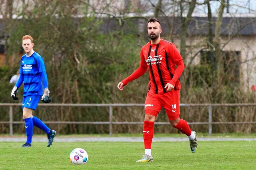 Coskun Yamak (TSV Kronshagen) schenkt mit dem späten 2-1 in Selent seinen Mitspielern ein schönes Wochenende am Freitag. © 2024 Ismail Yesilyurt