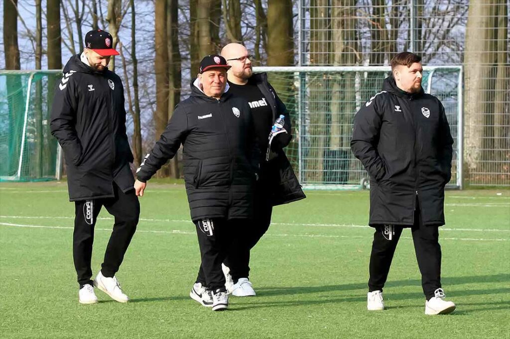 Das alte Trainergespann von Dornbreite bei Inter Türkspor. Thomas Manthey (li.), Steffen Böhnke (re.), Mursel Serin (2. v. l.). © 2024 Ismail Yesilyurt