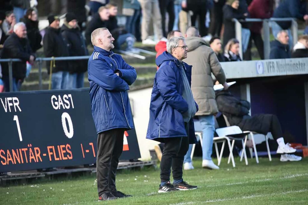 Die Mannschaft der Trainer Sebastian Barth (li.) und Udo Kochanski (MTSV Hohenwestedt) befindet sich auf einem Abstiegsplatz. © 2024 Olaf Wegerich