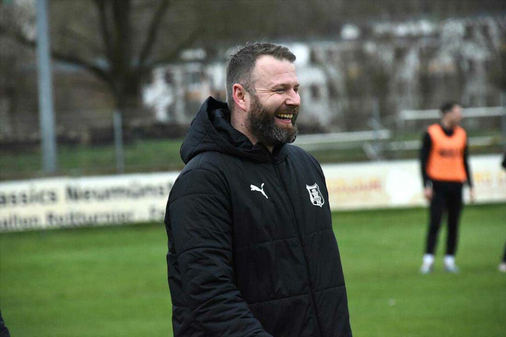 ESV-Cheftrainer Maik Haberlag hat aktuell viele Gründe, um sich zu freuen. © 2024 Olaf Wegerich