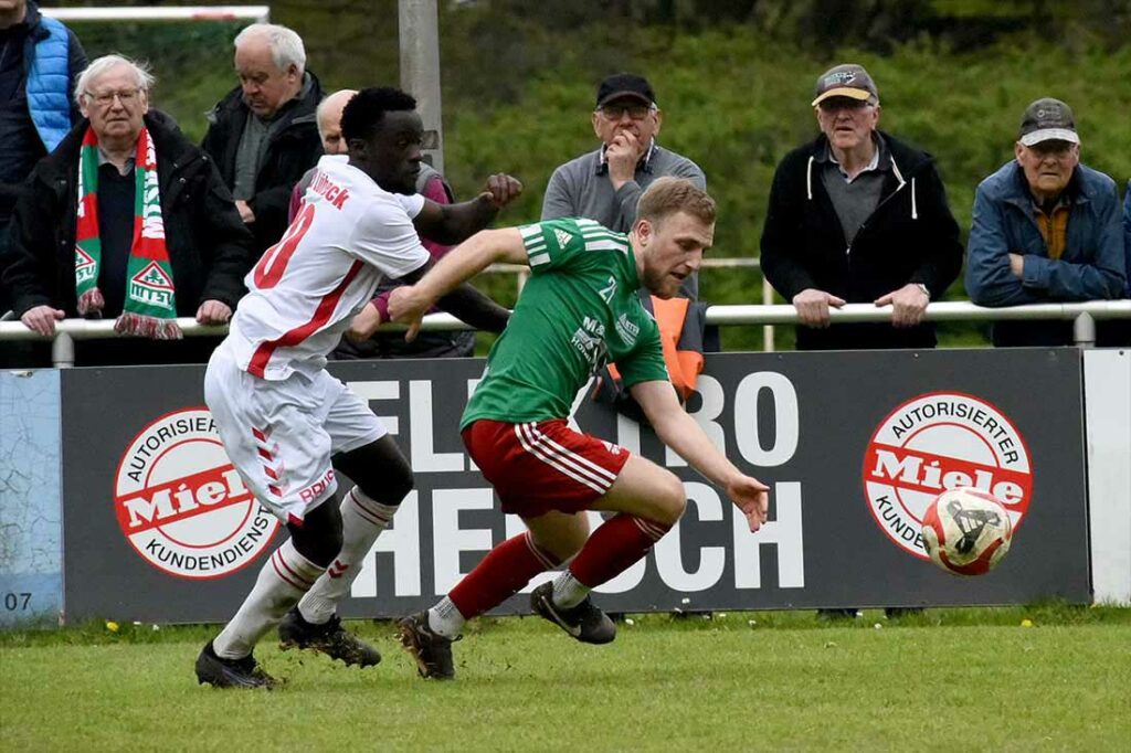 Emanuel Adou (VfB Lübeck II) gegen Jorit Rathje (re., MTSV Hohenwestedt). © 2024 Olaf Wegerich