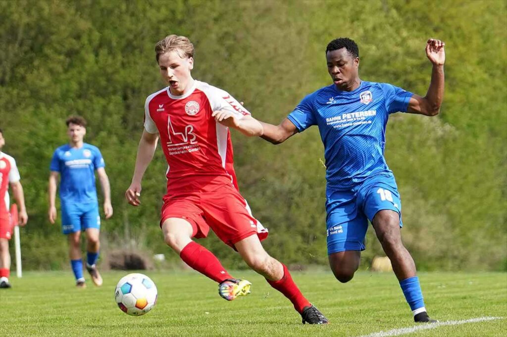 Jerreh Darboe (re.,TSB Flensburg) vs. Jonas Evers (TSV Bordesholm. © 2024 Jaqueline Röder