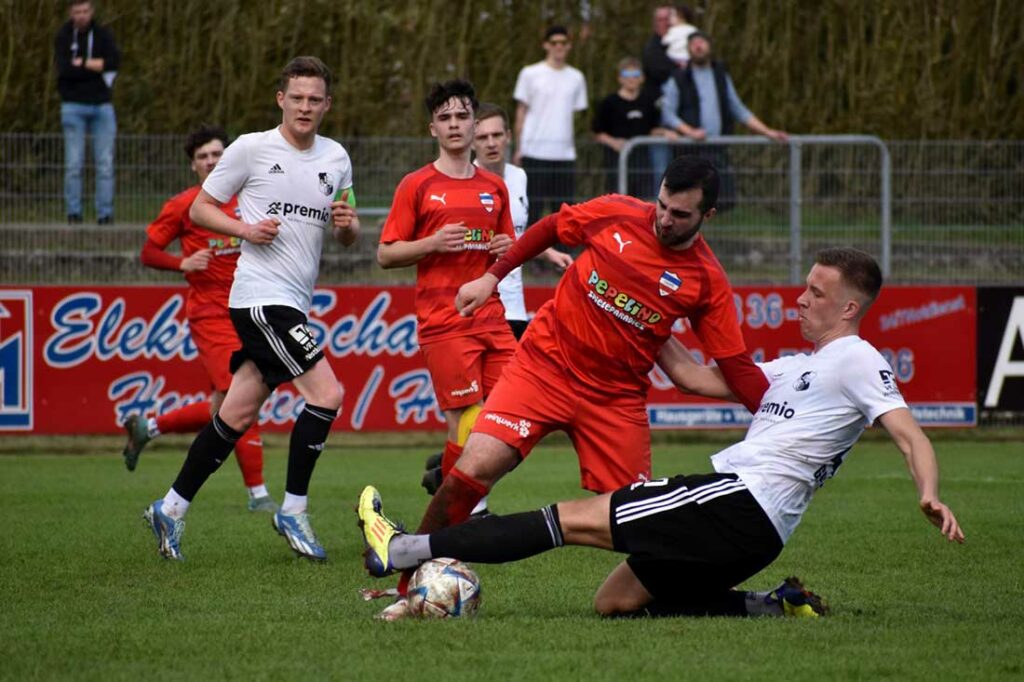 Jonah Gieseler (Heider SV) grätscht Rinol Lahu (Inter Türksor Kiel) den Ball weg.© 2024 Kristina Gay-Heider SV Liga GmbH