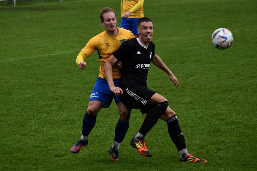 Jonah Gieseler (re., Heider SV) vergibt in der Nachspielzeit vom Punkt die große Überraschung gegen den Tabellenführer.  © Kristina Gay - Heider SV Liga GmbH