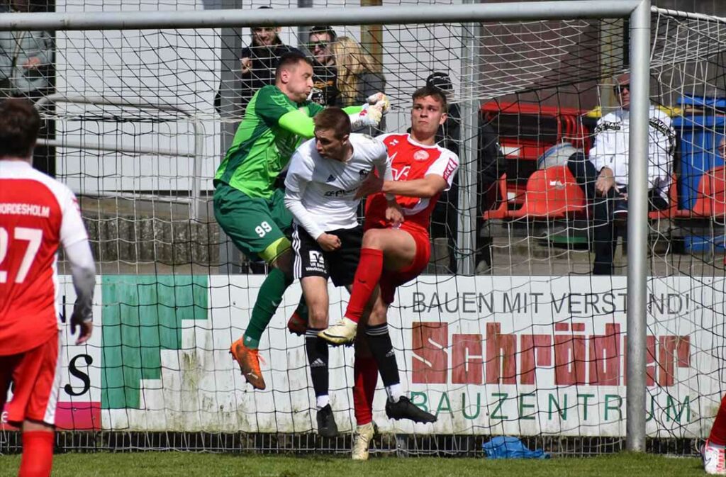 Keeper Jarle Schrock (TSV Bordesholm) verhinderte eine höhere Niederlage beim Heider SV. © 2024 Kristina Gay-Heider SV Liga GmbH