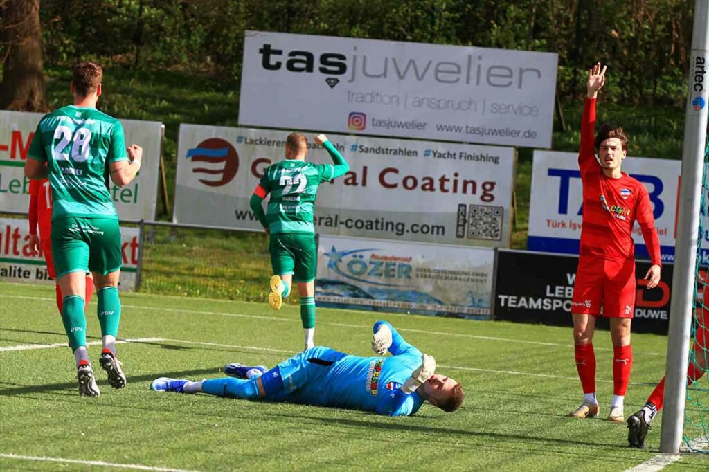 Kein Abseits wie Pascal Polonski (Inter Türkspor Kiel) anzeigt. Tilman Körtzinger liegt geschlagen auf dem Kunstrasen durch das 1:2 vom jubelnden Timo Barendt (22). © 2024 Ismail Yesilyurt