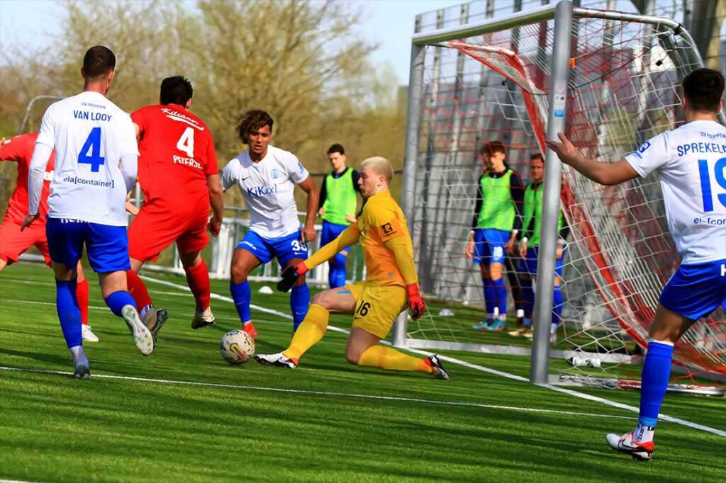 Malte Petersen (Kilia Kiel) scheitert an Meppens Keeper Julius Pünt. © Ismail Yesilyurt