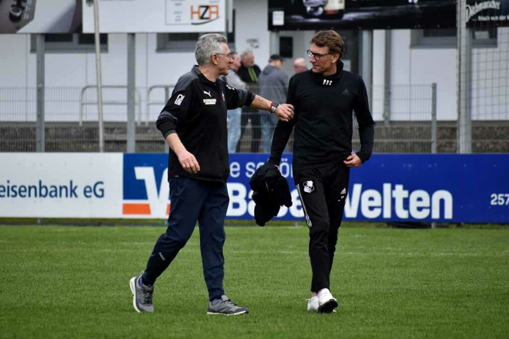 Netter Austausch zwischen zwei Trainern. Miki Mladenovic (li., Inter Türkspor Kiel) und Markus Wichmann (Heider SV). © 2024 Kristina Gay-Heider SV Liga GmbH