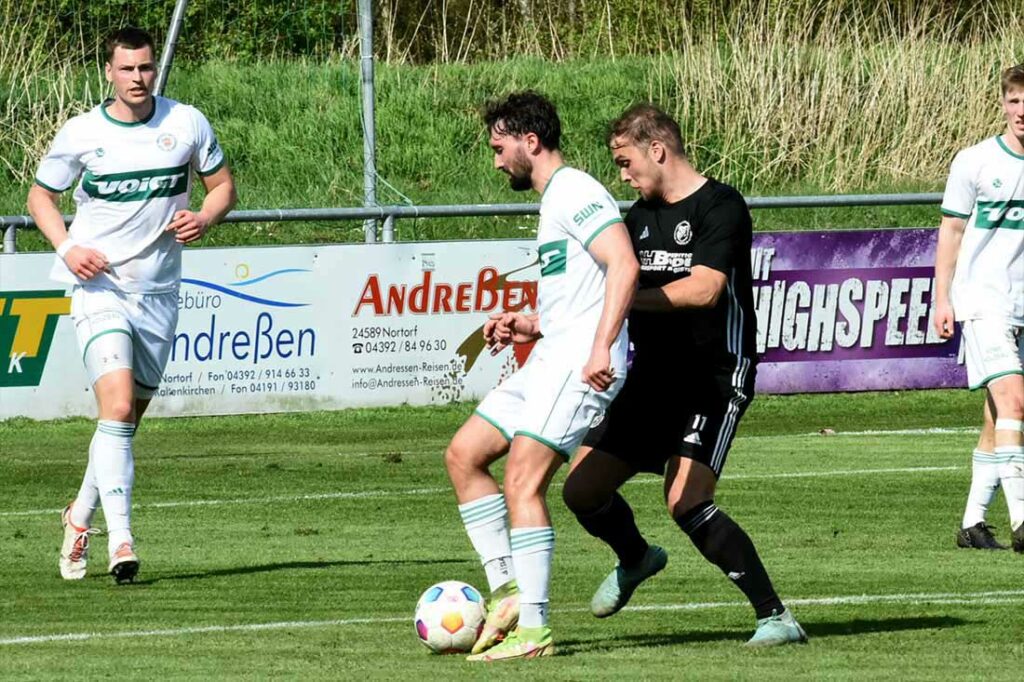 Paul Falk (am Ball),  gegen Marwin Miljic (Reinfeld), benötigen in Defensive mehr Stabilität. Links Benedict Klimmeck. © 2024 Olaf Wegerich