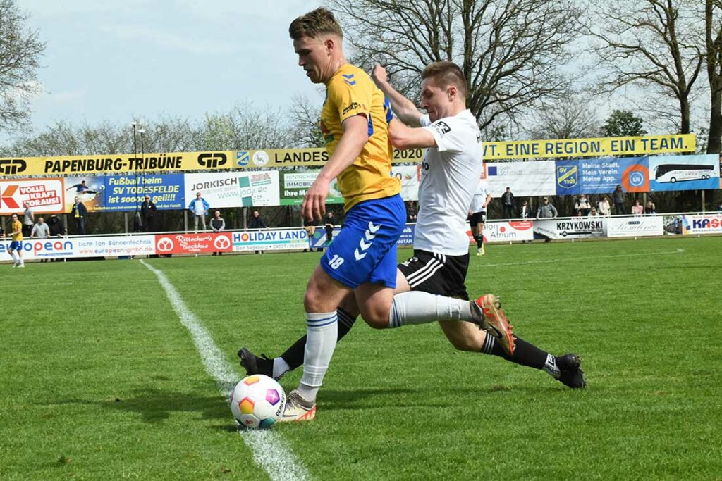 Paul Meseberg (SV Todesfelde) gegen Marvin Wolf (Heider SV). © 2024 Olaf Wegerich