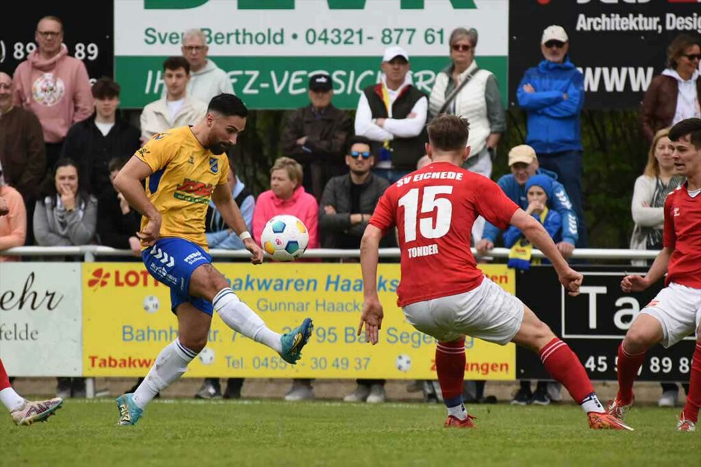 Rafael Krause (Tofe) gegen Leon Tonder (SVE). © 2024 Olaf Wegerich