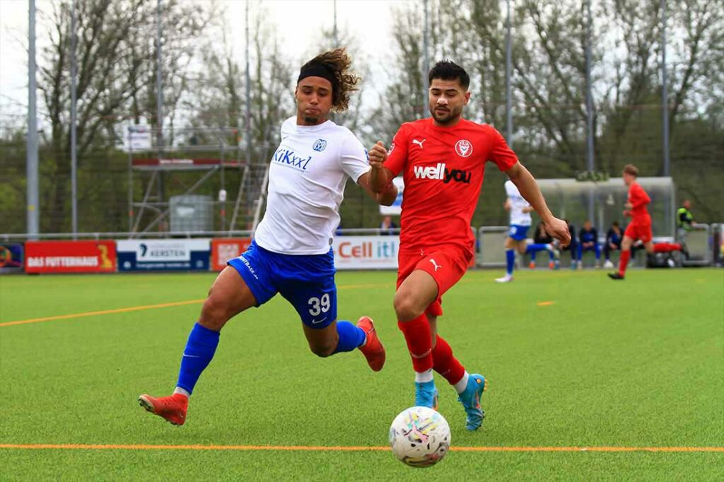 Rezan Acer (re., Kilia Kiel) gewinnt diesen Ball gegen Yigit Karademir (SV Meppen). © 2024 Ismail Yesilyurt