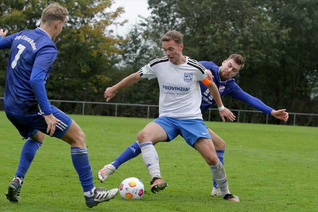 Thies Borchardt (SV Dörpum), am Ball gegen Christian Alberts (re.) und Nico Bruns (Eidertal Molfsee) machtemit seinen zwei Toren das Spiel gegen Meister Rotenhof spannend. © 2023 Ismail Yesilyurt