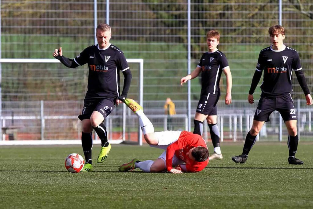 Tim Kluck (li., Vineta Audor) gelingt ein schneller Doppelpack auf dem Wiker Auberg. © 2024 Ismail Yesilyurt