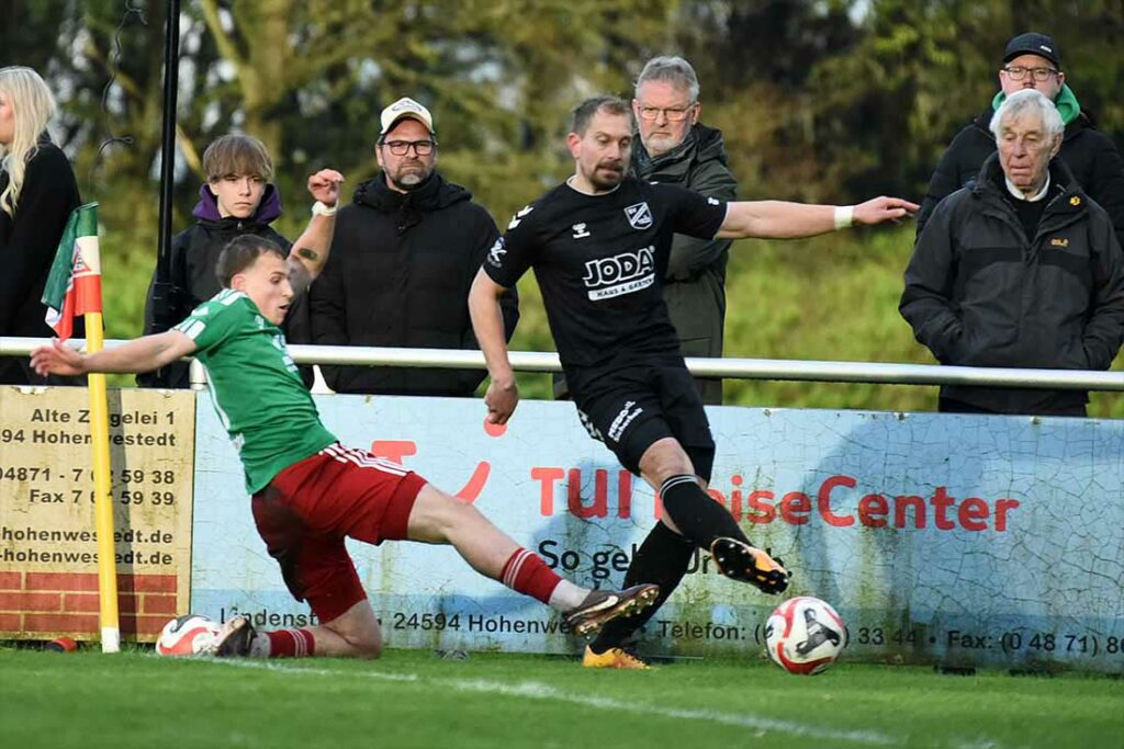 Tim Sienknecht (MTSV Hohenwestedt) kann den Pass von Christian Rave (SV Todesfelde) nicht unterbinden. © 2024 Olaf Wegerich