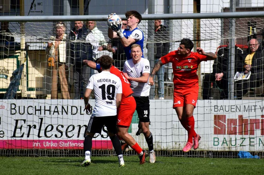 Torwart Calvin Schultz (Heider SV) packt unter Bedrängnis sicher zu. © 2024 Kristina Gay-Heider SV Liga GmbH