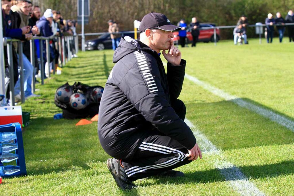 Cheftrainer Michael Rohwedder (SpVg Eidertal Molfsee).  © 2023 Ismail Yesilyurt