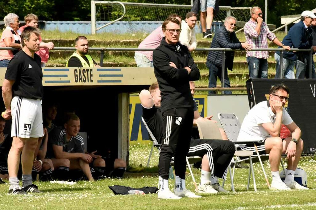 Coach Markus Wichmann (mitte, Heider SV) an seiner alten aktiven Wirkungsstätte. © 2024 Olaf Wegerich