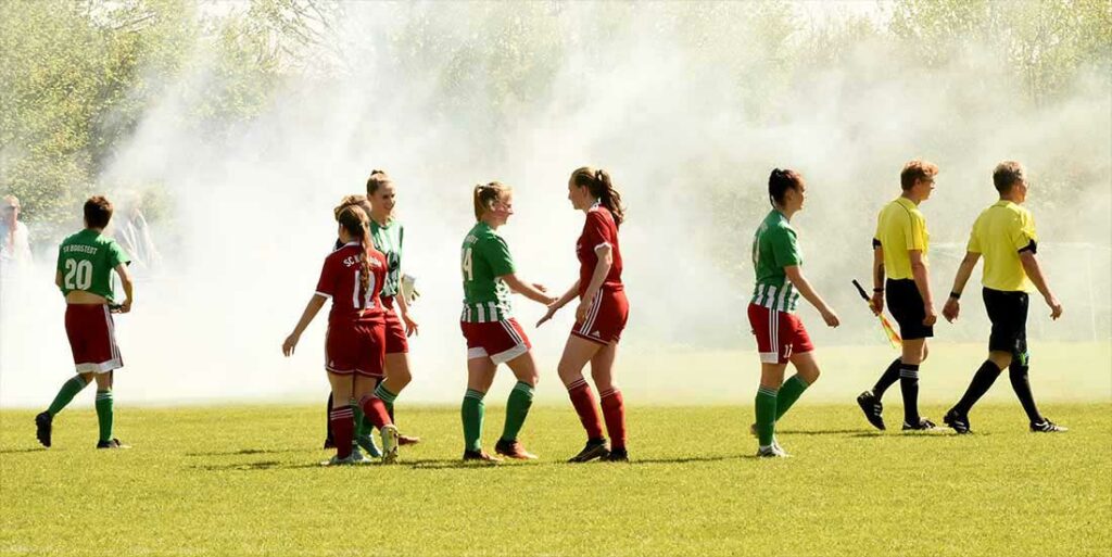 Die Fans sorgen nach dem Abpfiff für Atmosphäre. © 2024 Olaf Wegerich