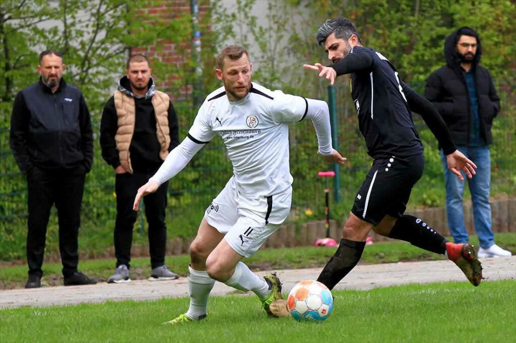 Florian Stahl (in weiss, Probsteier SG) im Rückspiel bei MED SV, wo dem Mittelstürmer alle drei Tore beim 3:3 gelangen. © 2024 Ismail Yesilyurt