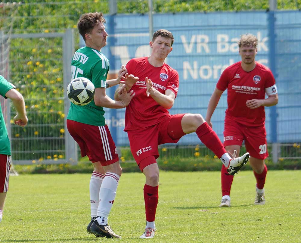 Jasper Schwarz (li., MTSV Hohenwestedt) und Jon Jessen (TSB Flensburg) im Tanz um den Ball. © 2024 Jacqueline Röder